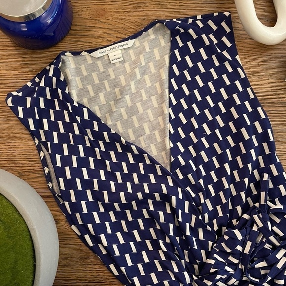 Diane Von Furstenberg Callista Sleeveless Blue and White Silk Wrap Dress - Picture 4 of 8
